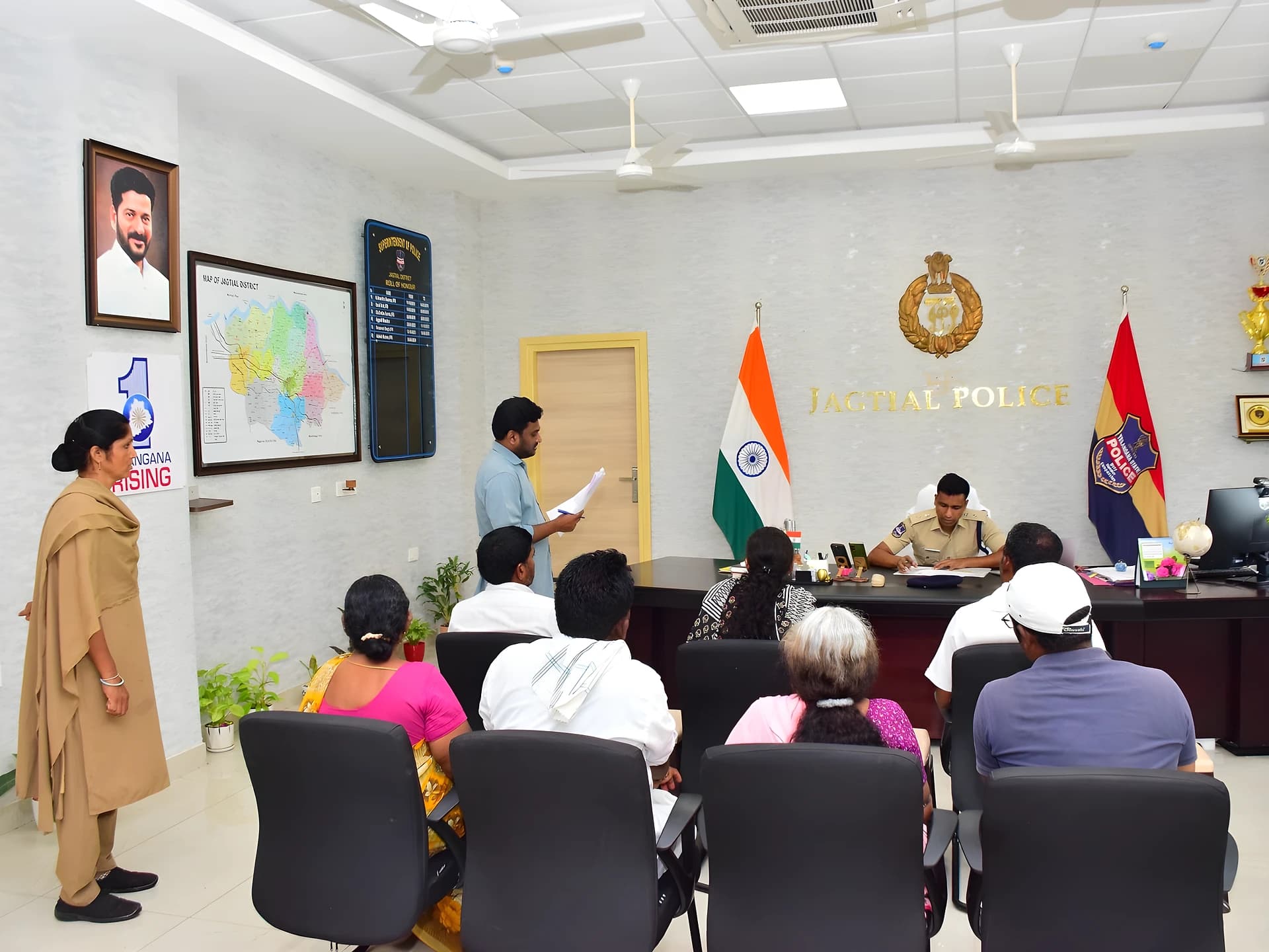 గ్రీవెన్స్ డేలో ఫిర్యాదులు స్వీకరించిన ఎస్పీ