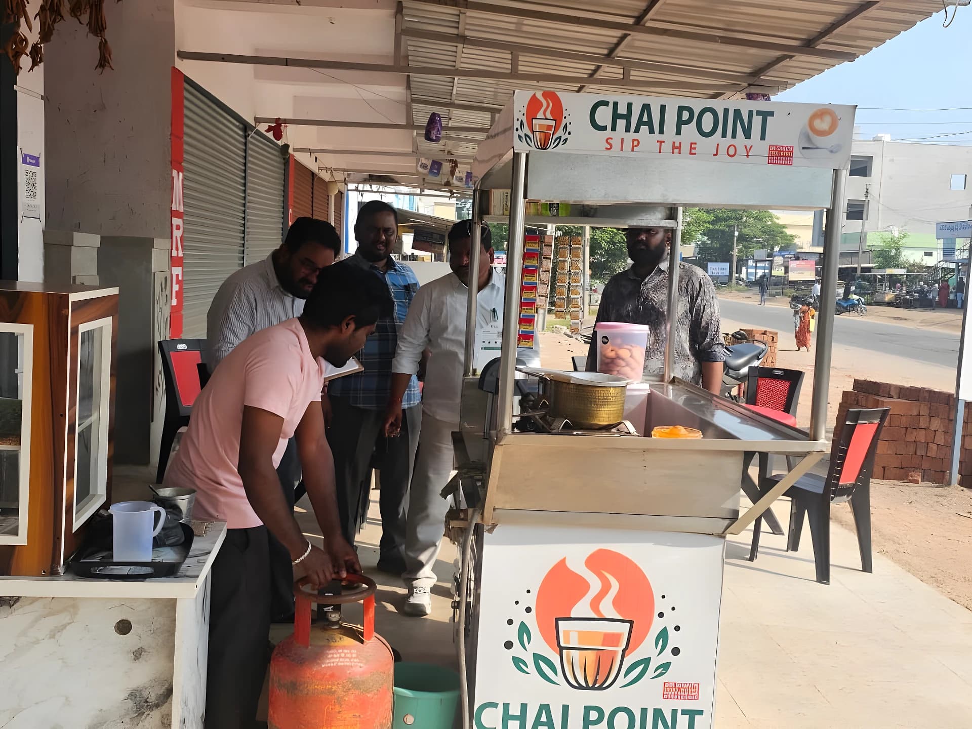 22 డొమెస్టిక్ గ్యాస్ సిలిండర్లు సీజ్