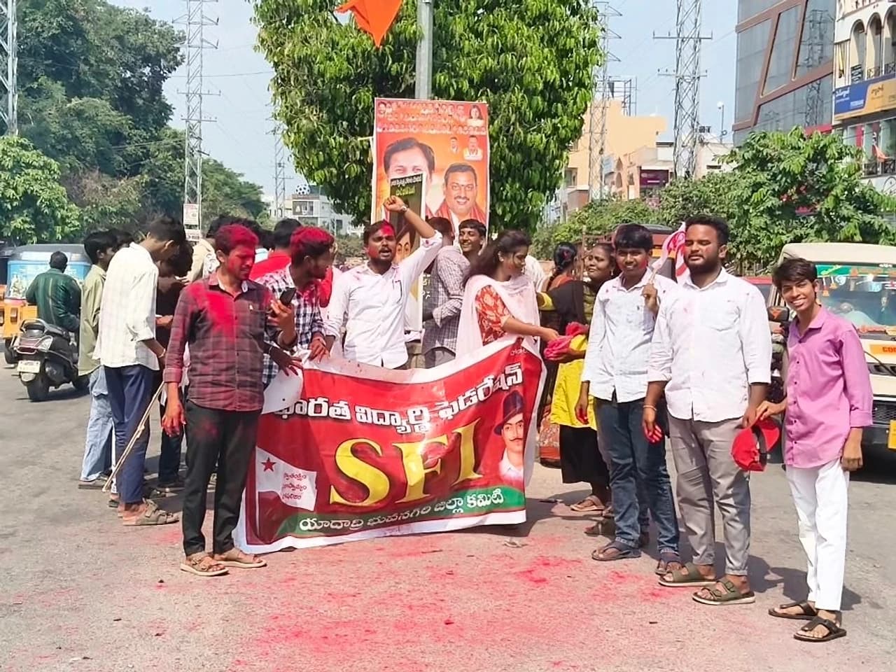HCUలో ఎస్ఎఫ్‌ఐ గెలుపు.. భువనగిరిలో సంబరాలు