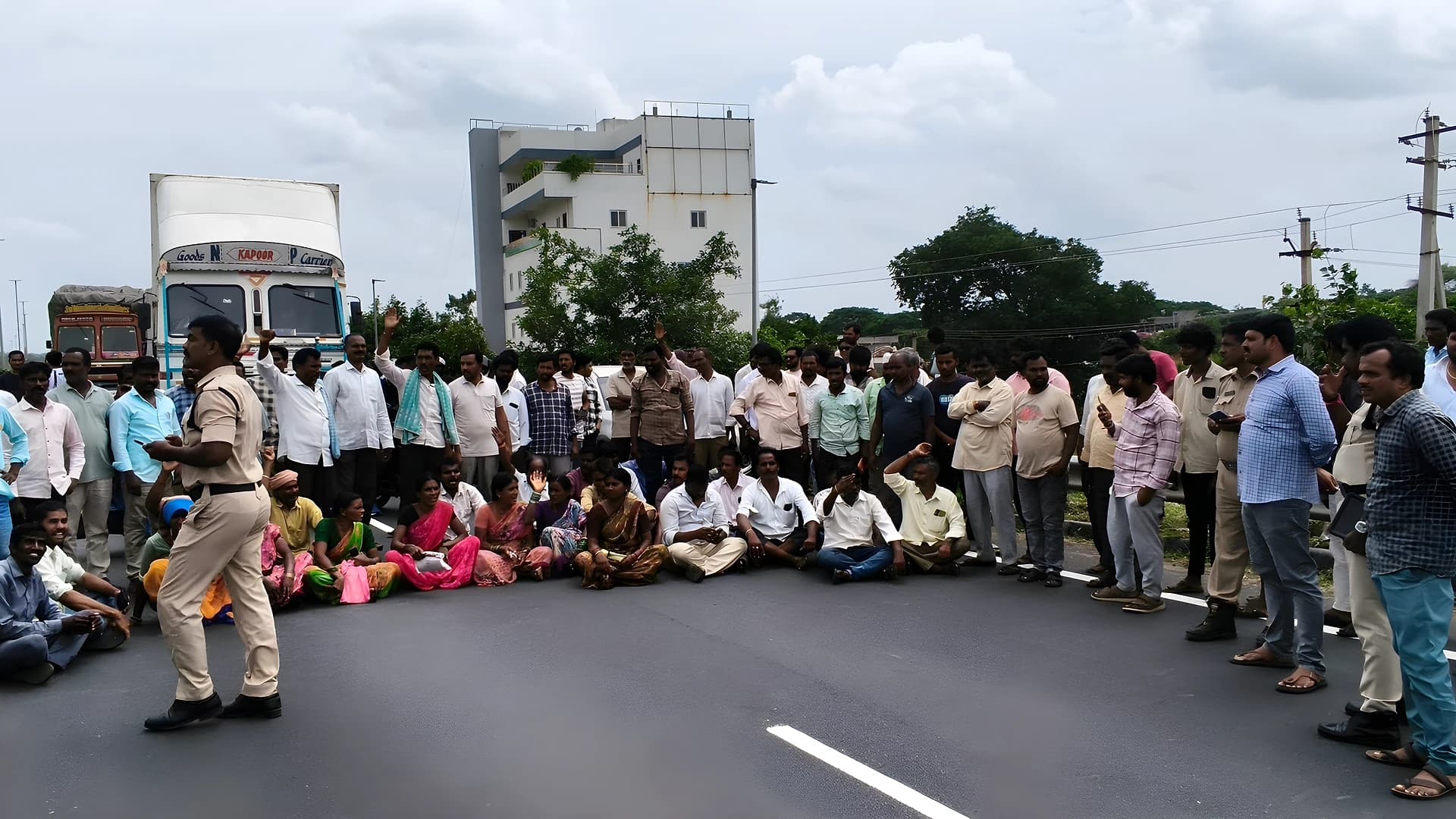 యూరియా కోసం రోడ్డెక్కిన రైతులు.. హైవేపై ధర్నా