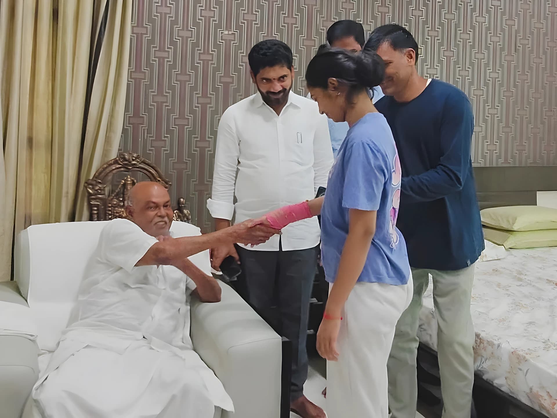 USA లో ప్రమాదం... అండగా నిలిచిన MLA