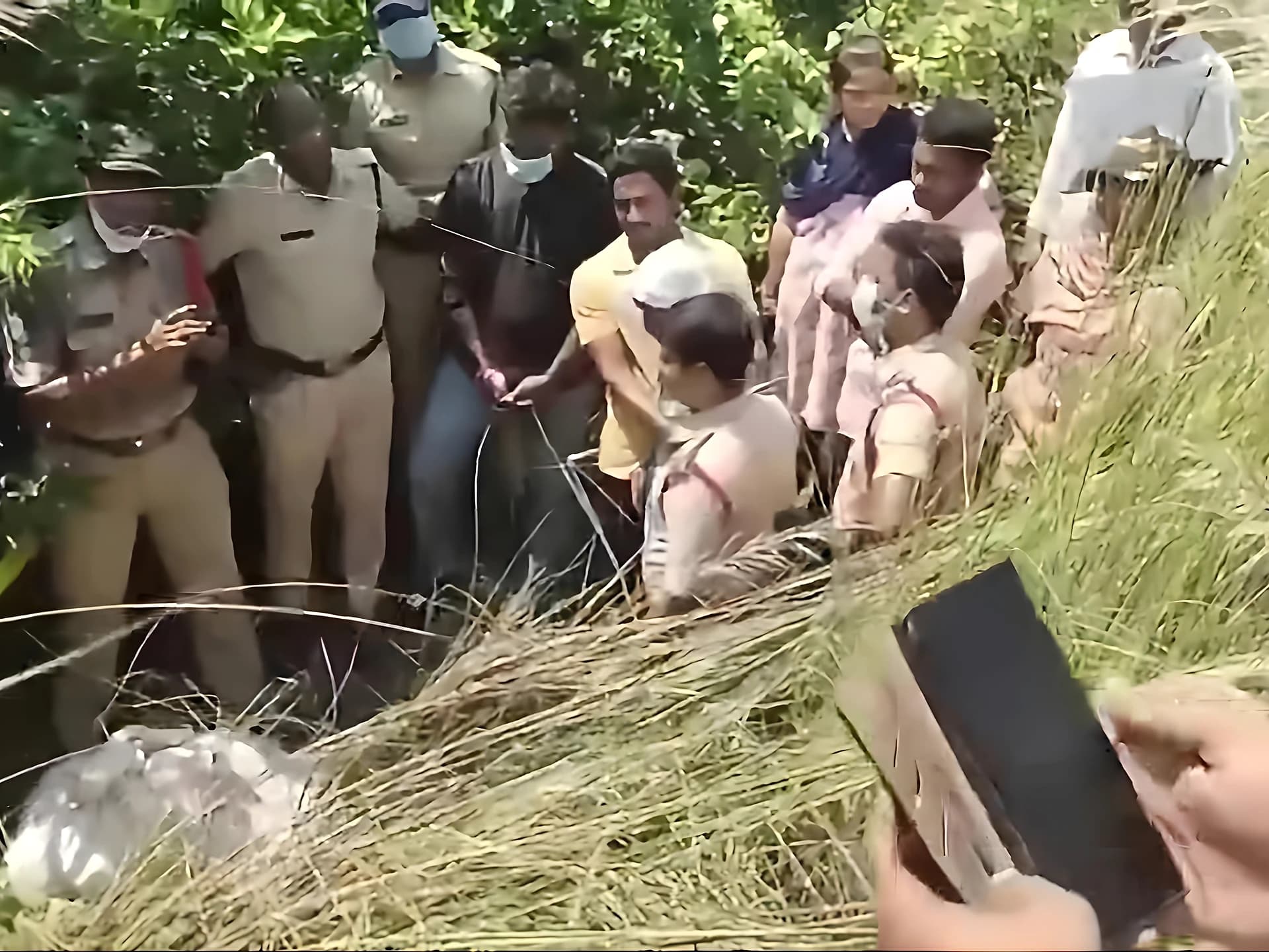 బస్తాలో నుంచి చెయ్యి బయటకు.. హత్య గుట్టు రట్టు