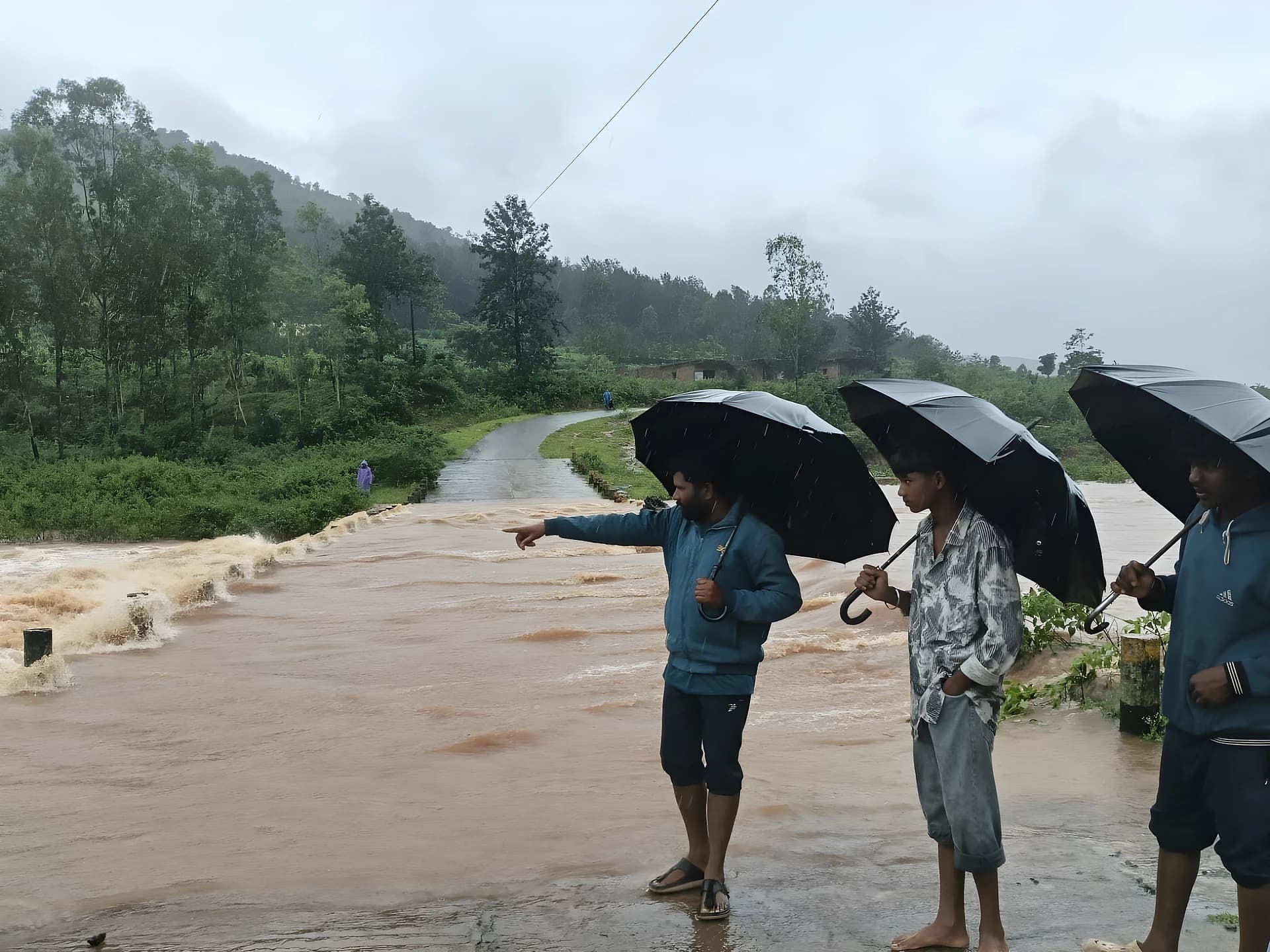 ఉప్పొంగుతున్న వాగు.. దాటేందుకు యత్నించవద్దని హెచ్చరిక