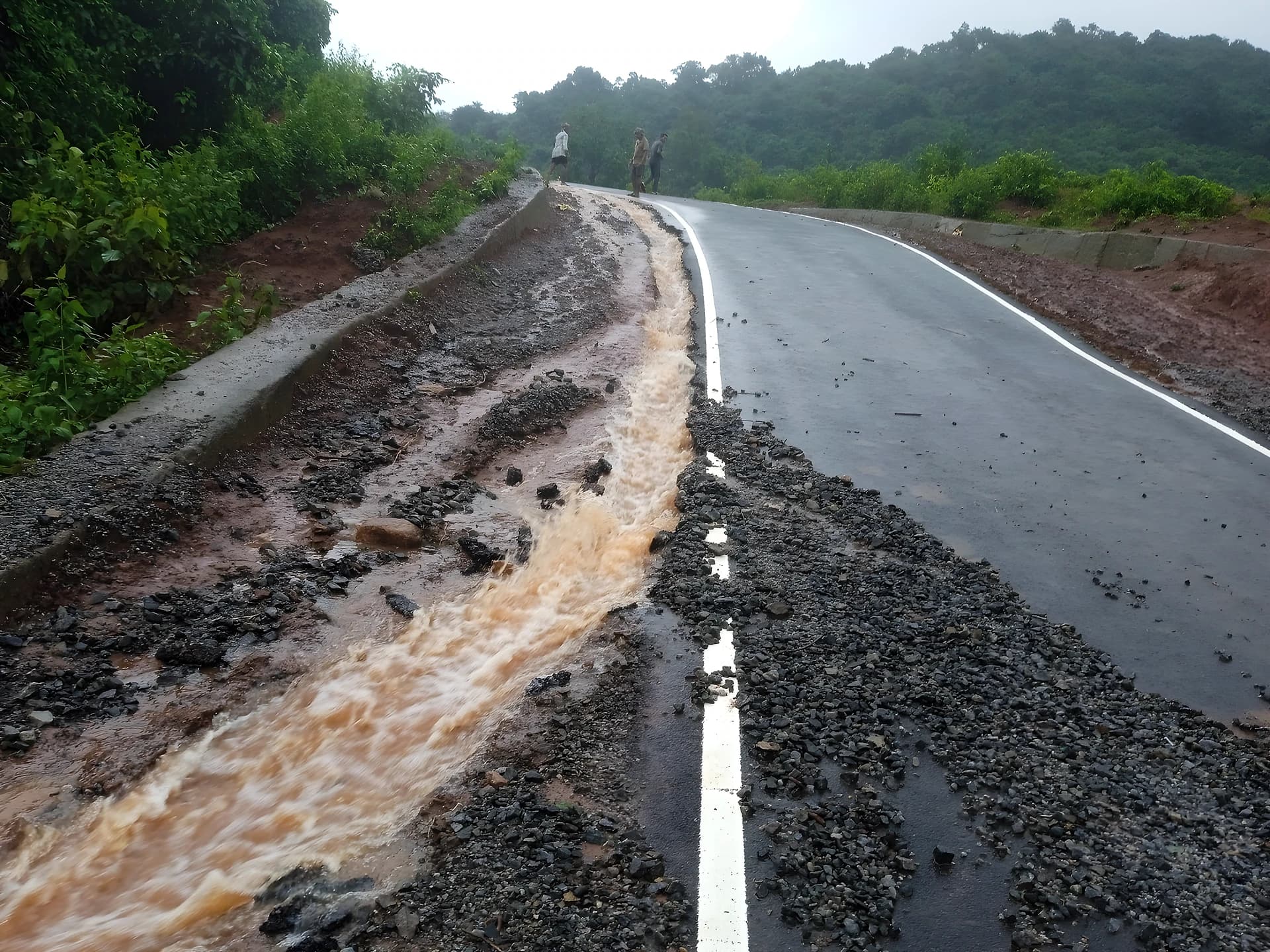 కొయ్యూరులో దెబ్బతిన్న తారు రోడ్డు