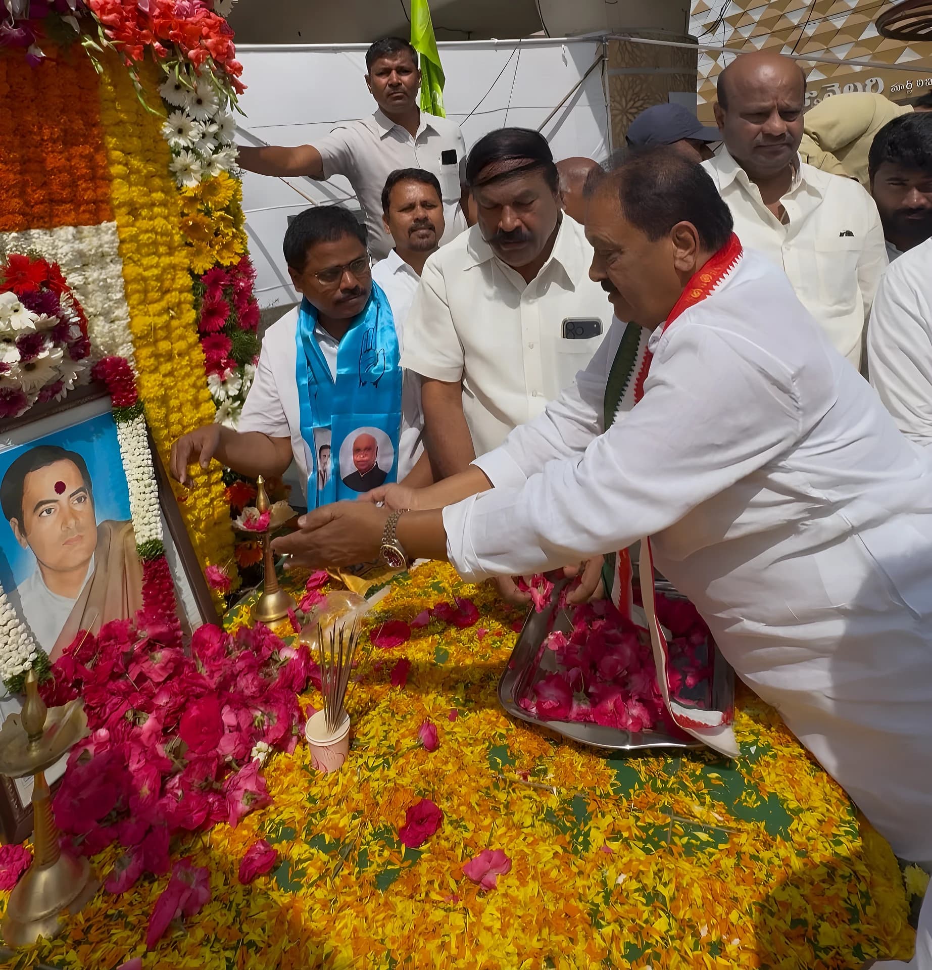 రాజీవ్ గాంధీ విగ్రహానికి నివాళి