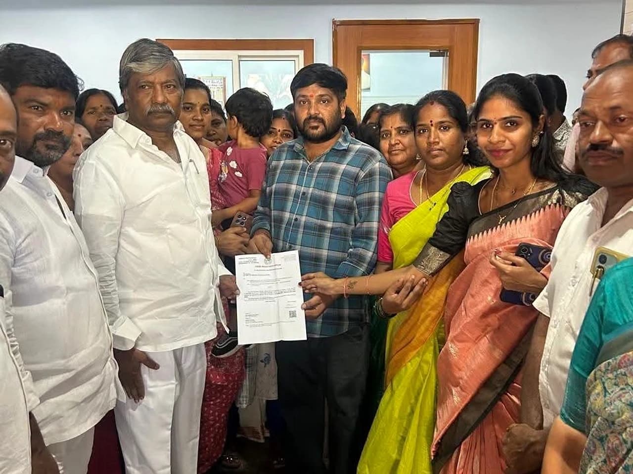 CM రిలీఫ్ ఫండ్ చెక్కును అందజేసిన MLA
