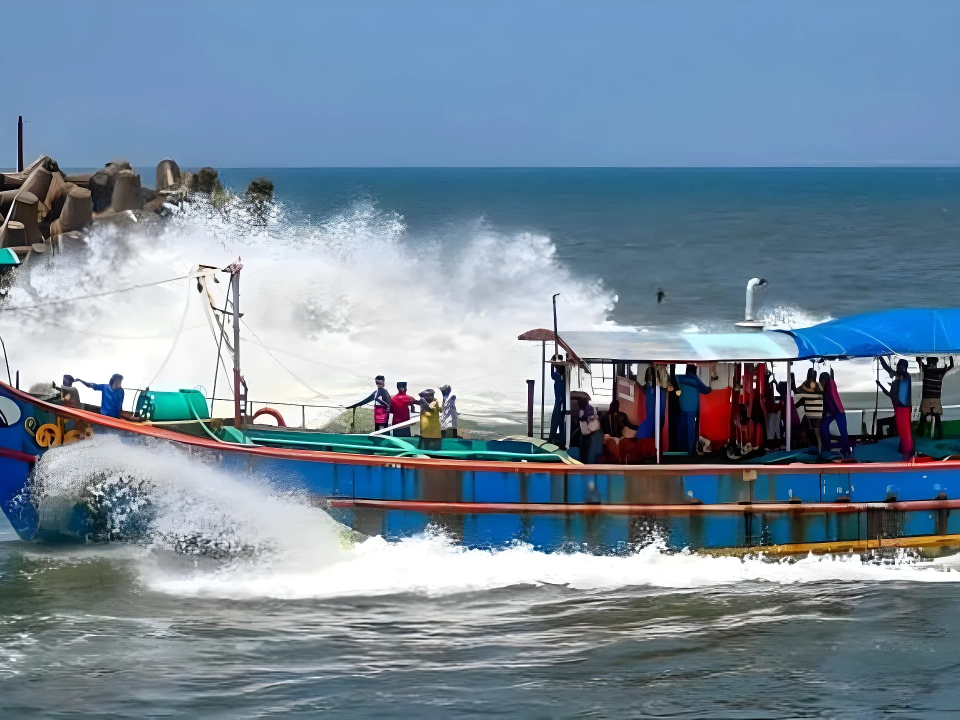 ఓవర్‌లోడ్ బోట్ బోల్తా.. ఒకరి మృతి!