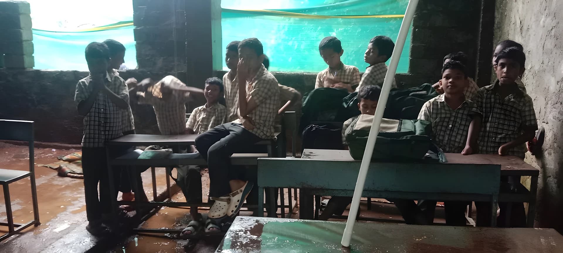 230 మంది విద్యార్థులు..మూడే తరగతులు