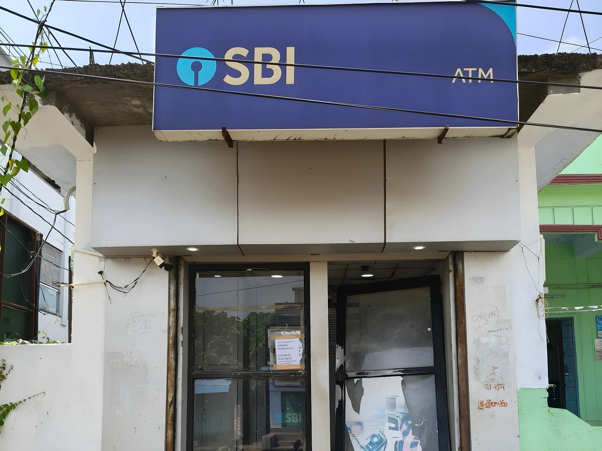పనిచేయని డిస్‌ప్లే.. విరిగిన తలుపు
