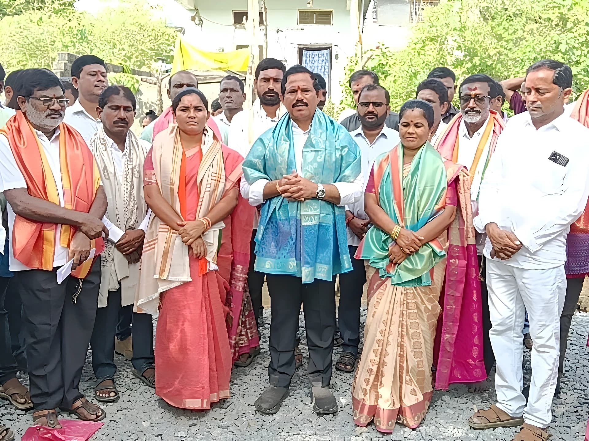 సీసీ రోడ్డు పనులకు ఎమ్మెల్యే శంకుస్థాపన