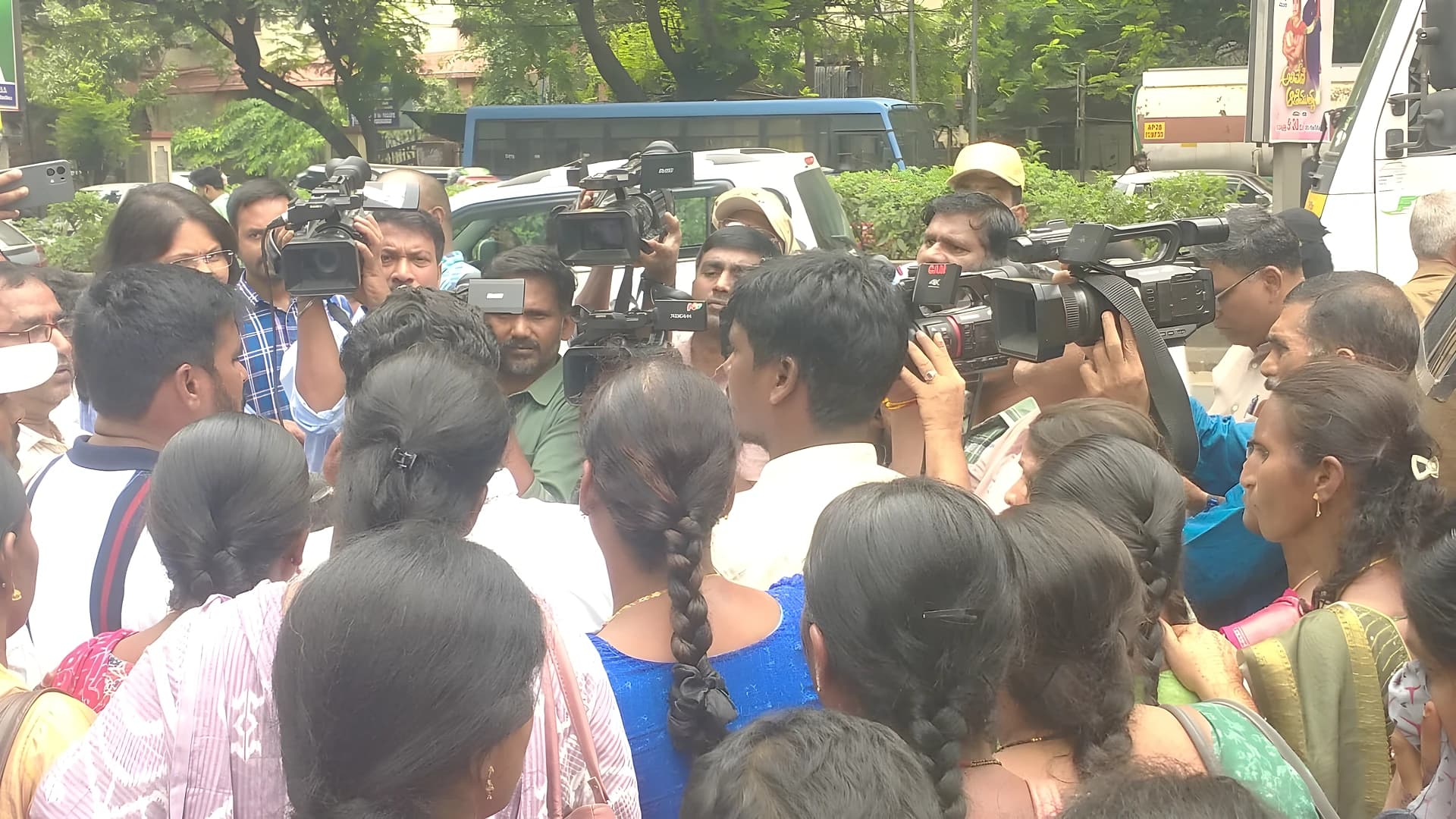 గిరిజన ఆశ్రమ పాఠశాల అకాడమీ ఇన్‌స్ట్రక్టర్ల ఆందోళన