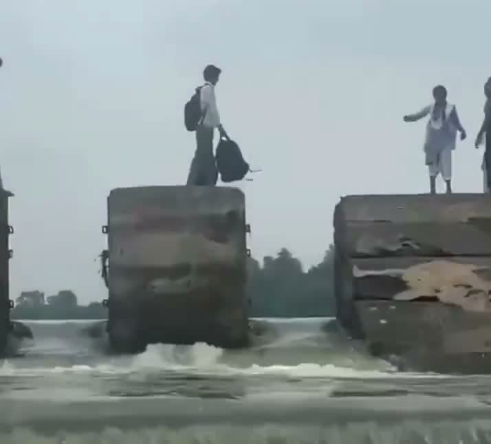 నది దాటుతూ స్కూల్‌కు.. సోషల్ మీడియాలో వైరల్‌