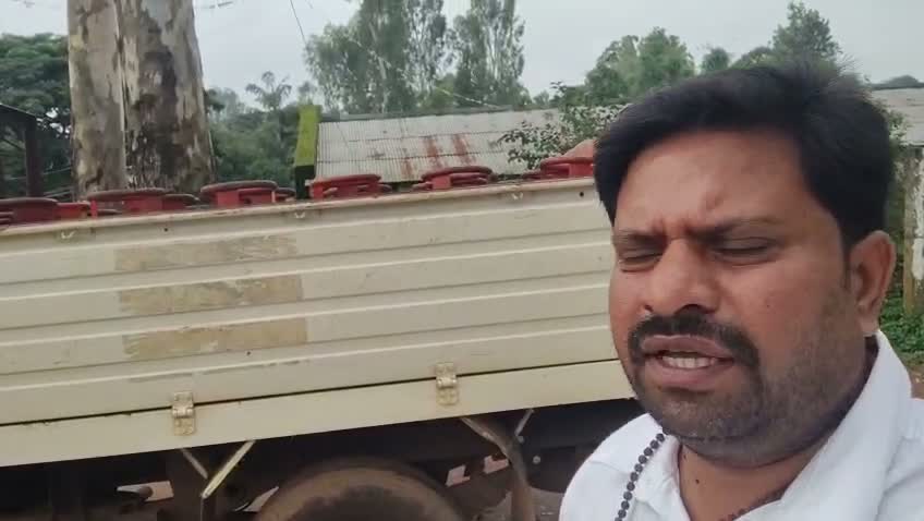 అక్రమంగా గ్యాస్ సిలిండర్ల మార్పిడి