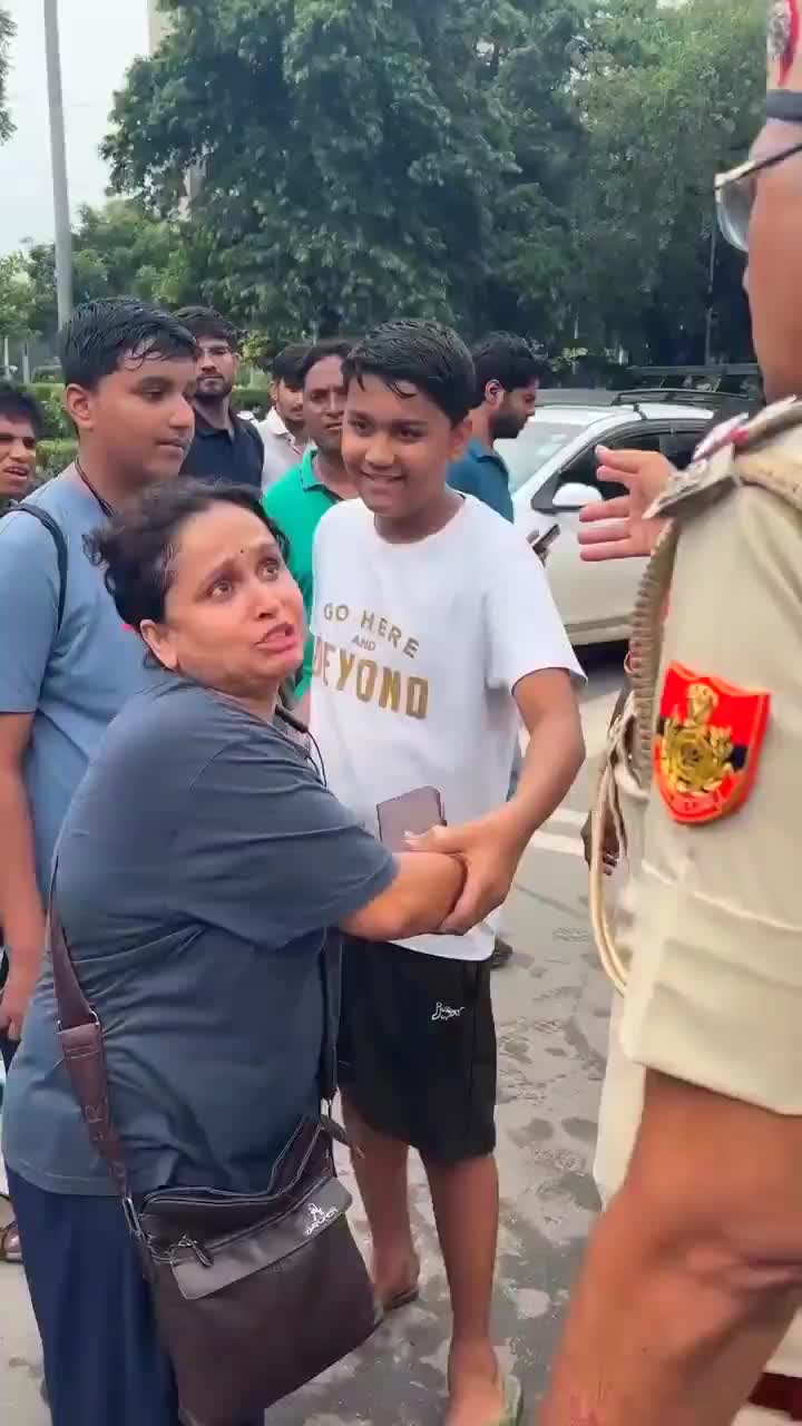 నా ఇద్దరి పిల్లలని కూడా కొట్టండి!