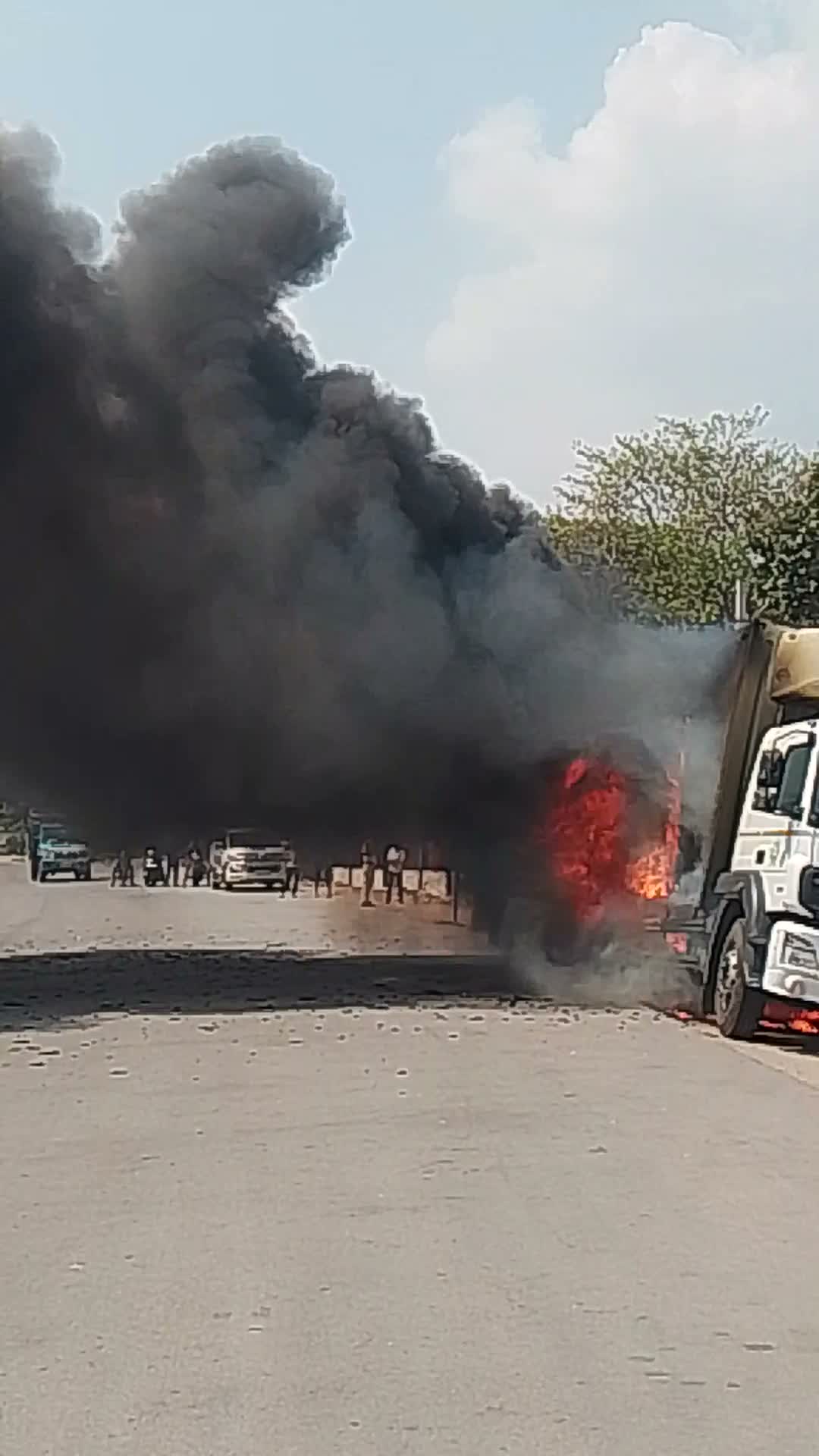 హైవేపై లారీలో భారీ మంటలు