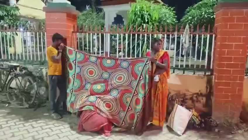 ఆసుపత్రి గేటు వద్దే ప్రసవం..