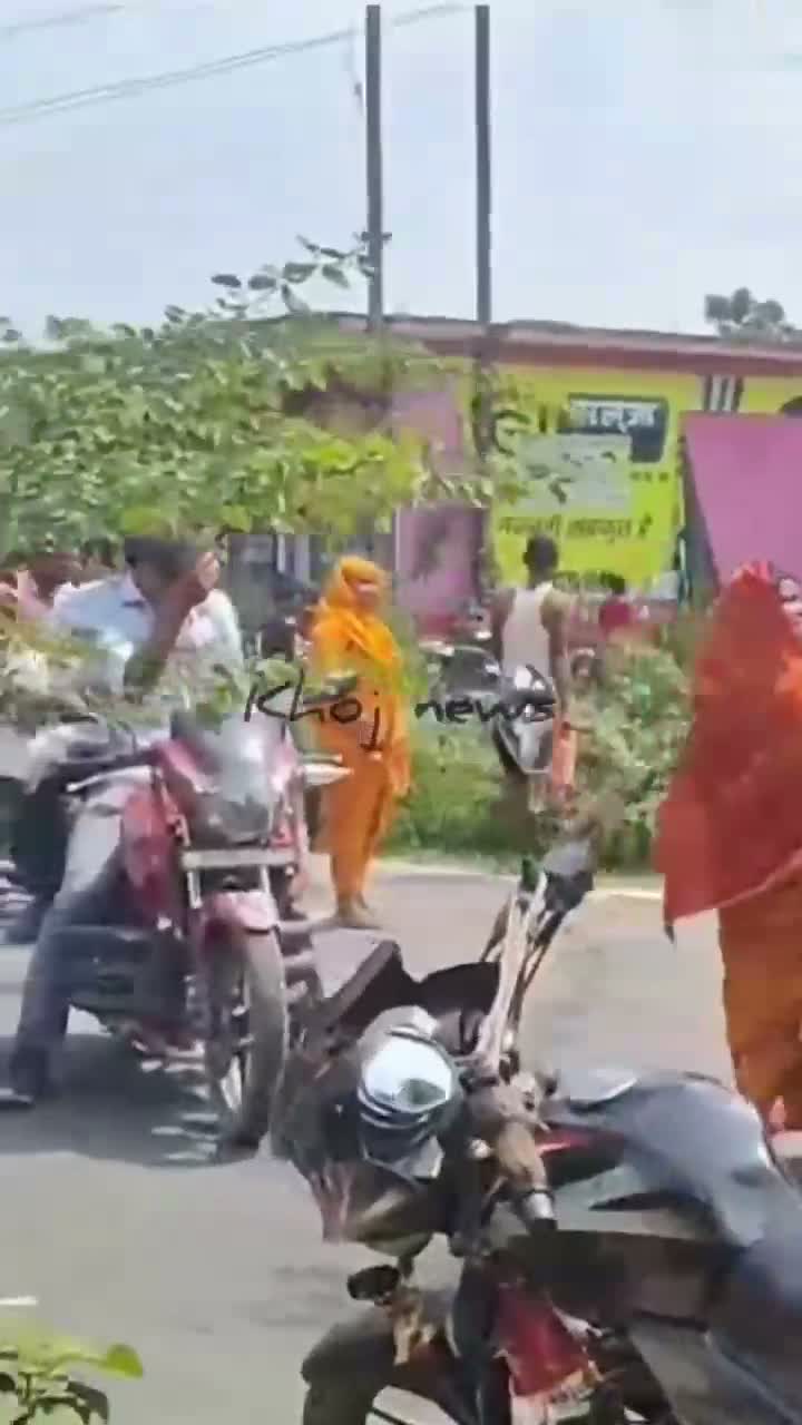 ట్రక్‌ బోల్తా.. బాటిళ్లు మాయం