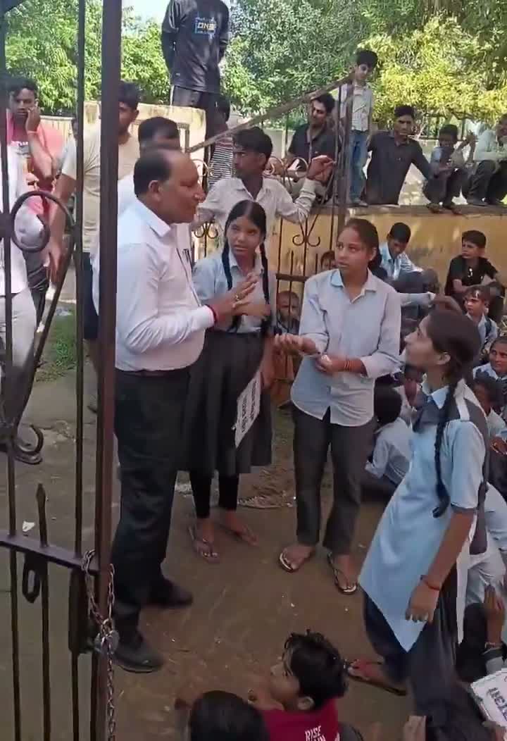 ‘మీ పిల్లలకు ఇలాంటి సౌకర్యాలే ఇస్తారా?’...నిలదీసిన స్టూడెంట్
