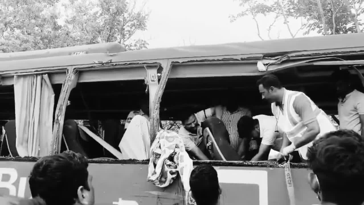 ట్రావెల్‌ బస్సు-కంటైనర్‌ ఢీ.. ఆరుగురు మృతి