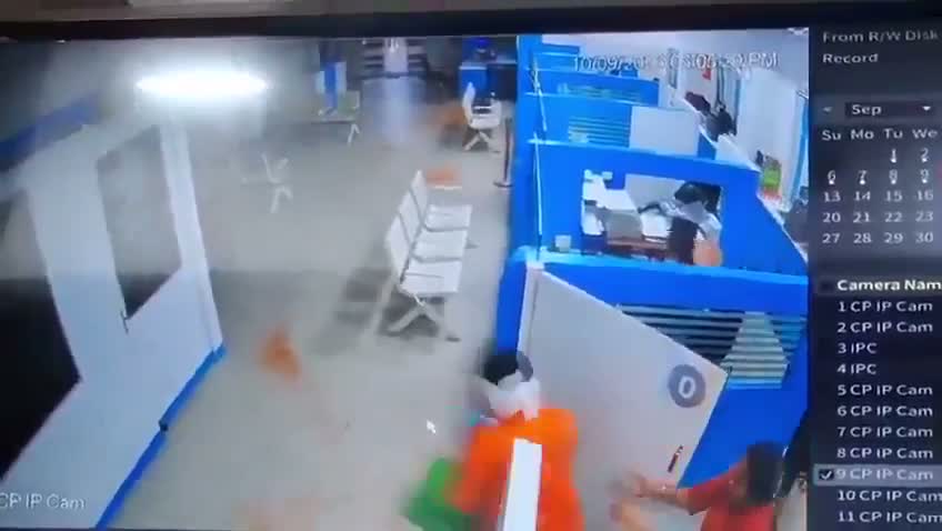 బ్యాంక్‌ స్టాఫ్‌పై కారం పొడి.. 4 లక్షలు!