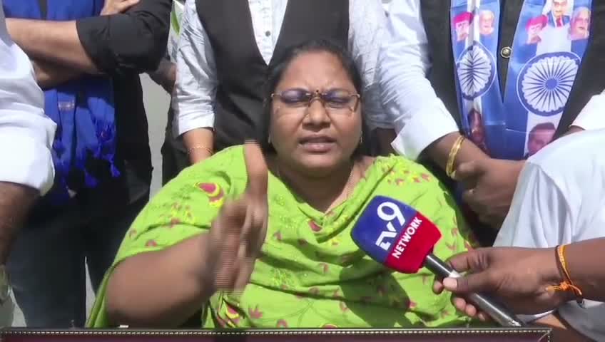 సుగాలి ప్రీతి తల్లి వీల్‌చేర్ యాత్రలో ఉద్రిక్తత!