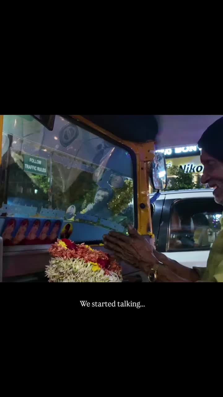 8 ఏళ్ల క్రితం భార్య చనిపోయినా, ఇప్పటికీ ఆమె ఫొటోకు పూలు పెట్టి రోజు ప్రారంభిస్తున్నాడు బెంగళూరుకు చెందిన ఓ ఆటో డ్రైవర్. ఇంట్లో ఒంటరిగా ఉంటే ఆమె జ్ఞాపకాలు ఎక్కువగా గుర్తొస్తాయని, అందుకే ఆటో నడుపుతూ కొత్త వాళ్లను కలవడం తనకు ధైర్యాన్ని ఇస్తుందని చెప్పాడు. ఈ వీడియో చూసిన నెటిజన్లు 'ఇది నిజమైన ప్రేమ అంటూ