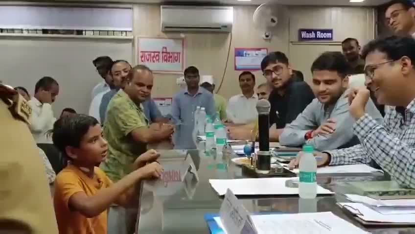 బాలుడి ధైర్యానికి మెచ్చుకోవాల్సిందే!