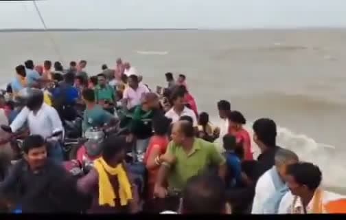 లైఫ్ జాకెట్స్ లేవు.. షాకింగ్ జర్నీ వీడియో!