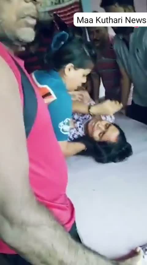తలుపు చెక్కే వర్షంలో ఆ గర్భిణికి పడవ అయింది!