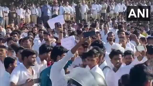 నోయిడాలో కార్మికుల నిరసన ఉద్రిక్తం