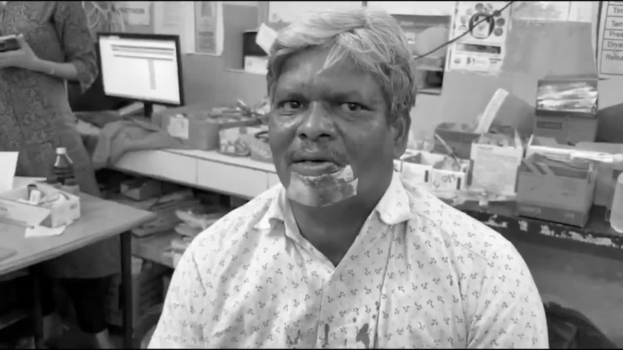 మినిస్టర్ పర్ఫార్మెన్స్‌పై పోస్ట్: హైకోర్టు లాయర్ పై దాడి!