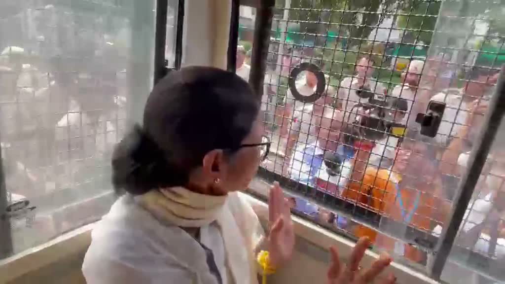 ఢిల్లీలో మమతా బెనర్జీ, TMC MPలు డిటైన్!