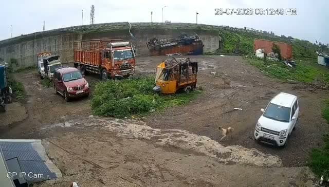 షాకింగ్ వీడియో: బ్రిడ్జి పైనుంచి కిందపడ్డ లారీ!