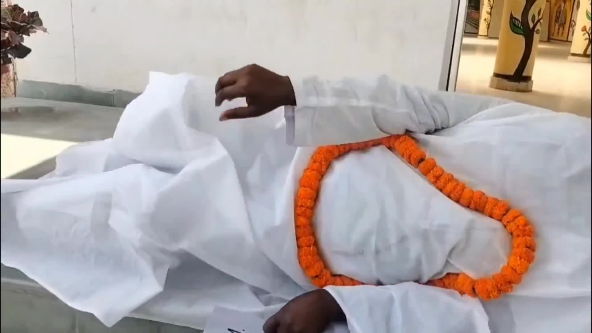నేను బతికే ఉన్నాను బాబోయ్! శవ వస్త్రంతో కలెక్టర్ ఆఫీసుకి..