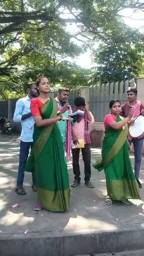 ప్రభుత్వ బడులపై నిర్లక్ష్యం.. జానపద గేయంతో నిరసన