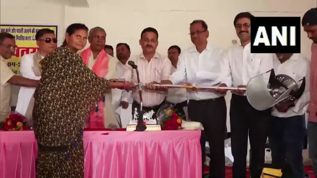 పొలాల్లో మంటలకు చెక్.. రైతులకు వరం ఈ-బ్రష్ కట్టర్స్ 