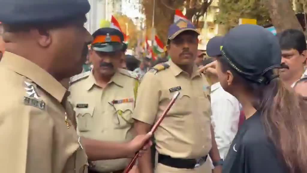 మంత్రినే నిలదీసిన మహిళ.. ఆమె ధైర్యానికి నెటిజన్లు ఫిదా 
