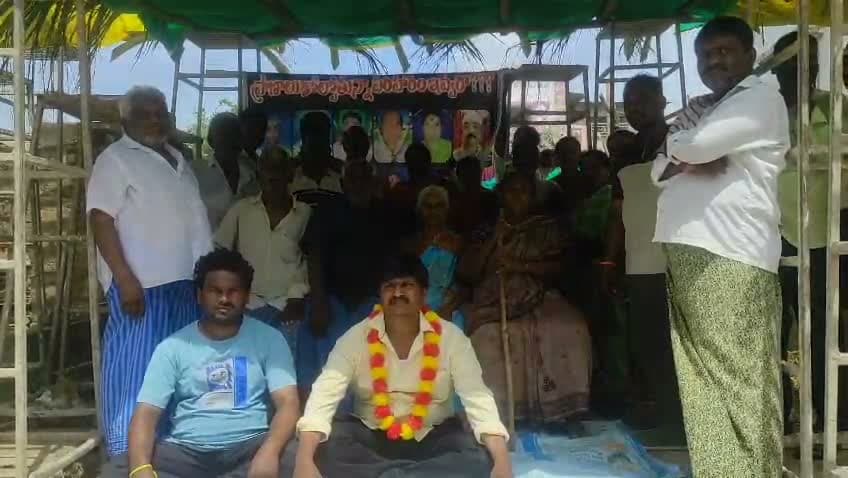 ఫ్లెక్సీలతో భూ నిర్వాసితుల నిరసన