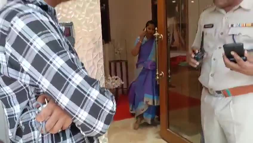 కరీంనగర్‌లో పీఎంజే జ్యుయెలరీ షాప్ లో భారీ దోపిడీ !