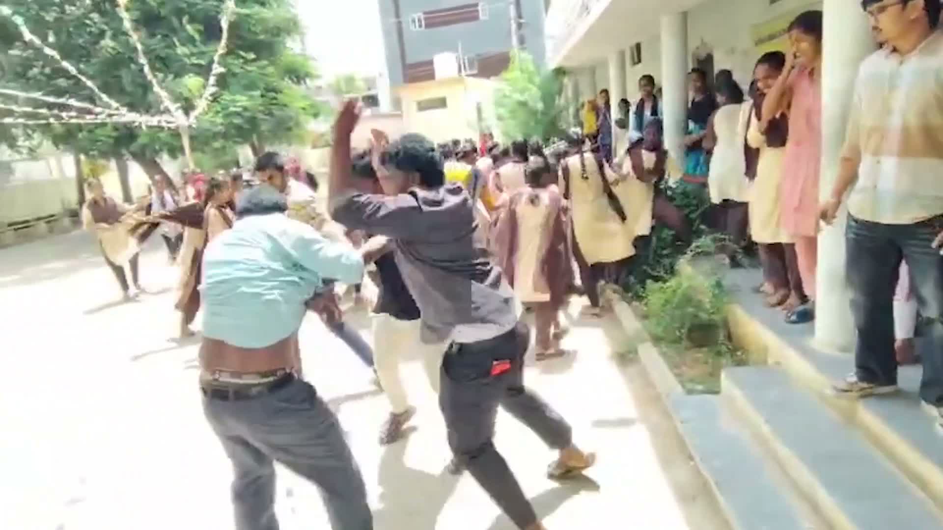 విద్యార్థినులను వేధిస్తున్న లెక్చరర్‌!