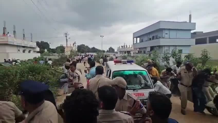 పోలీసులపై రాళ్లతో దాడి.. ఉద్రిక్తత