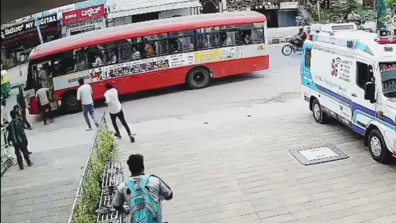 బస్సులో మహిళకు గుండెపోటు