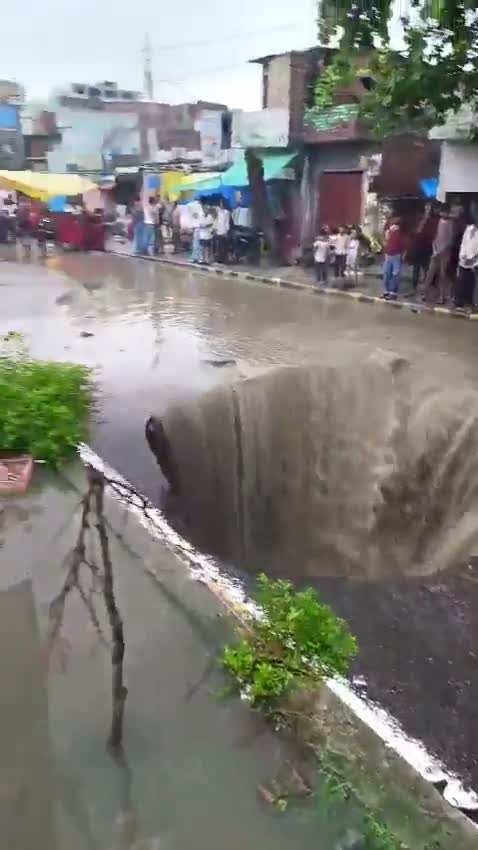 కాన్పూర్‌లో రోడ్డుపై 18 అడుగుల గొయ్యి