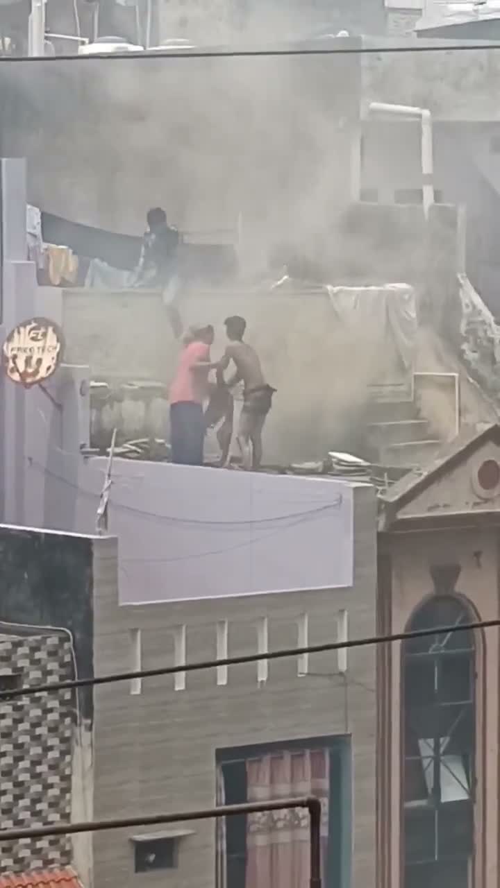 కైట్ ఎగరేస్తుండగా కరెంటు తీగకు తగిలింది.. ఏమైందంటే?