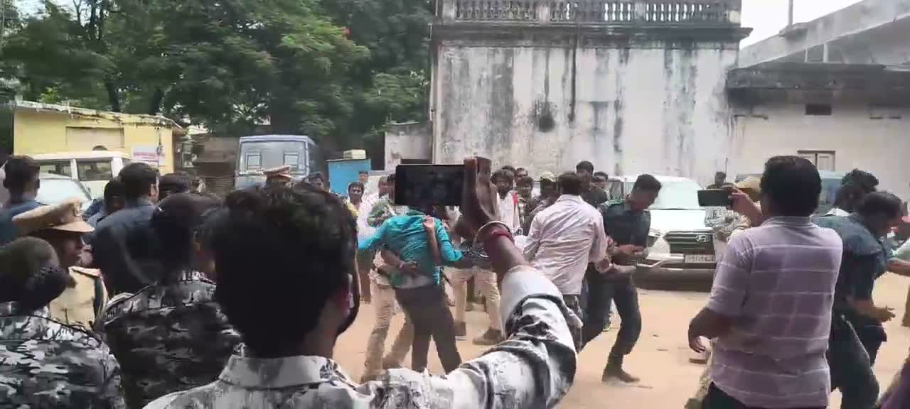 నారాయణగూడ సర్వే భవన్ వద్ద ఉద్రిక్తత