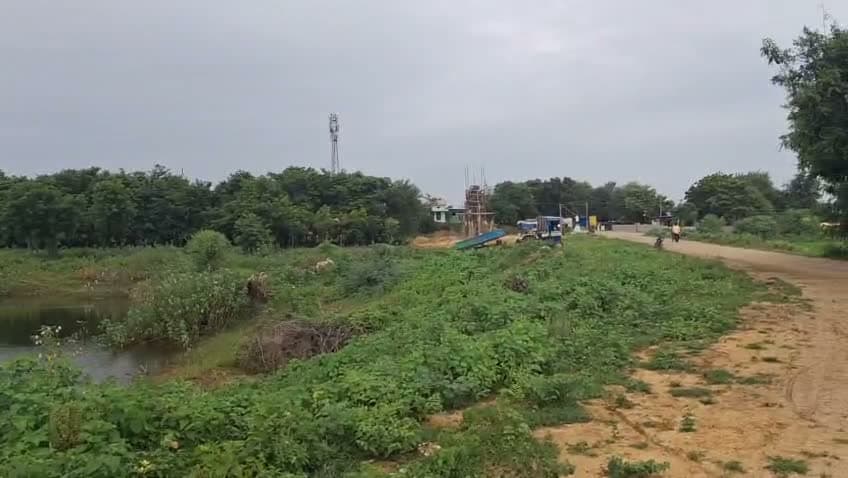 హాడ్గావ్‌లో అధికారుల నిర్లక్ష్యం.. కుంటలోనే చెత్త పారవేత