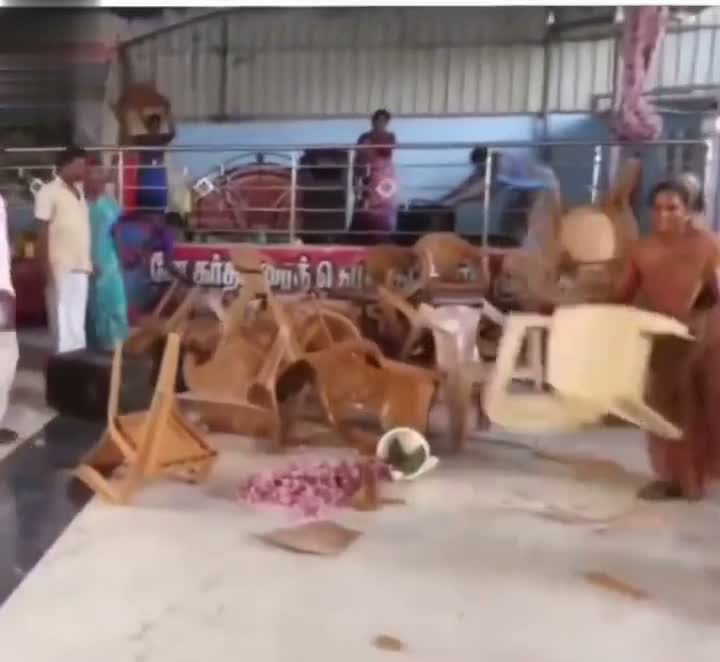 సేలం చర్చిలో గందరగోళం.. పాస్టర్‌ను నిలదీసిన బాధితులు