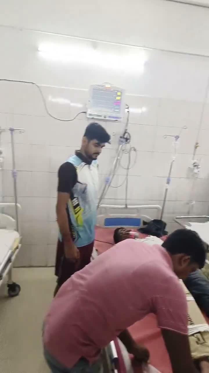 కాలు విరిగితే కార్డుబోర్డుతో కట్టు.. హాస్పిటల్‌పై విమర్శలు