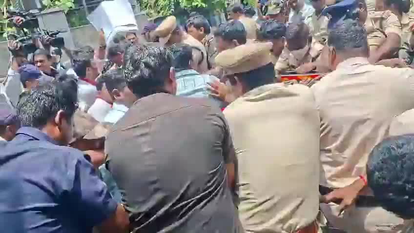 విజయవాడలో విద్యార్థుల భారీ ఆందోళన