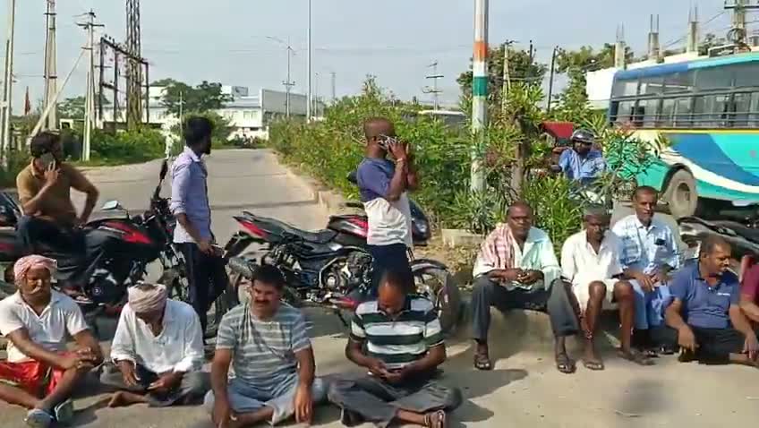 రైతుల రాస్తారోకో.. విద్యుత్ సరఫరాపై ఆగ్రహం!